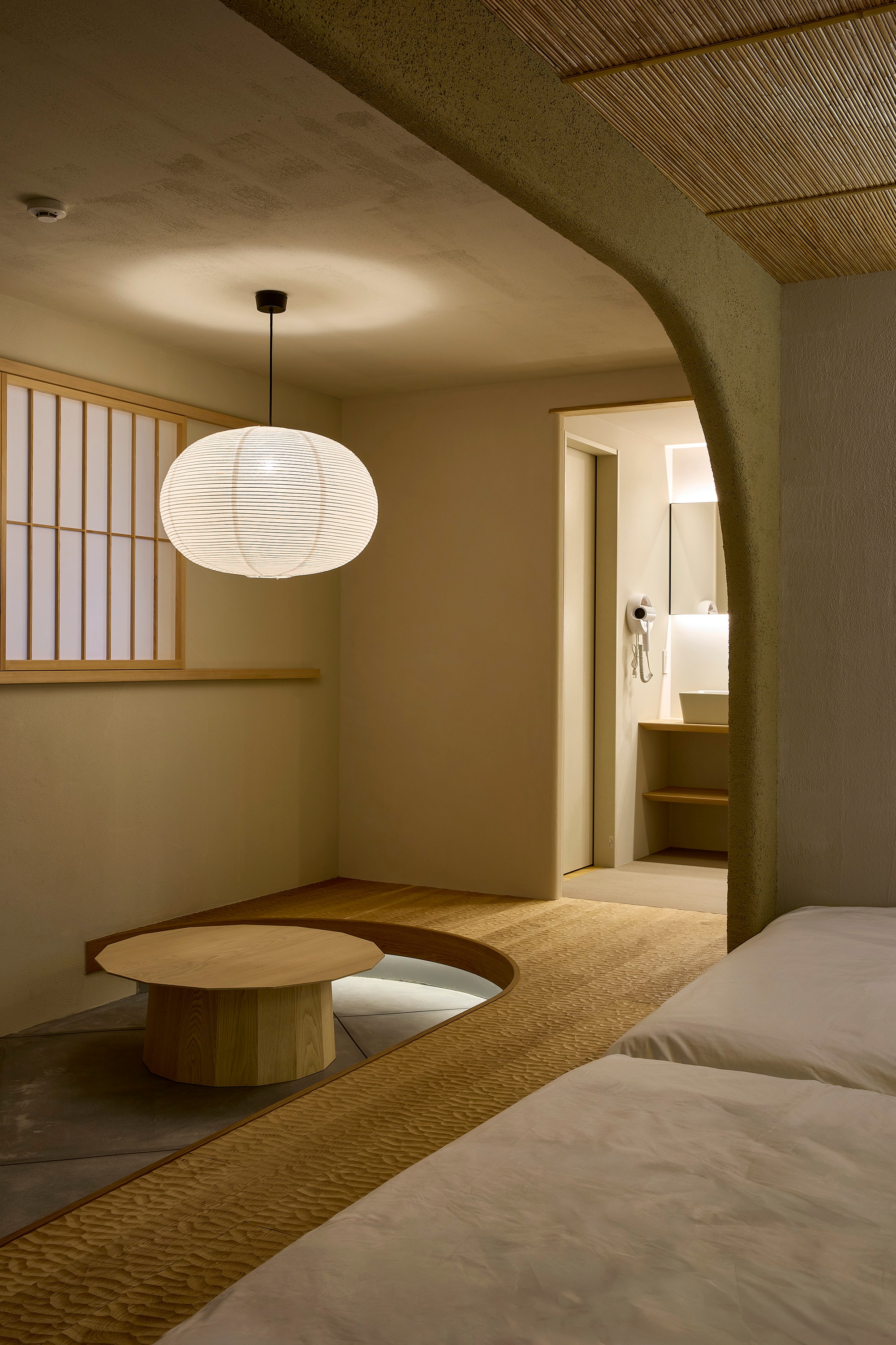 HOTEL MATOMA ANNEX の入口と上階へ続く階段